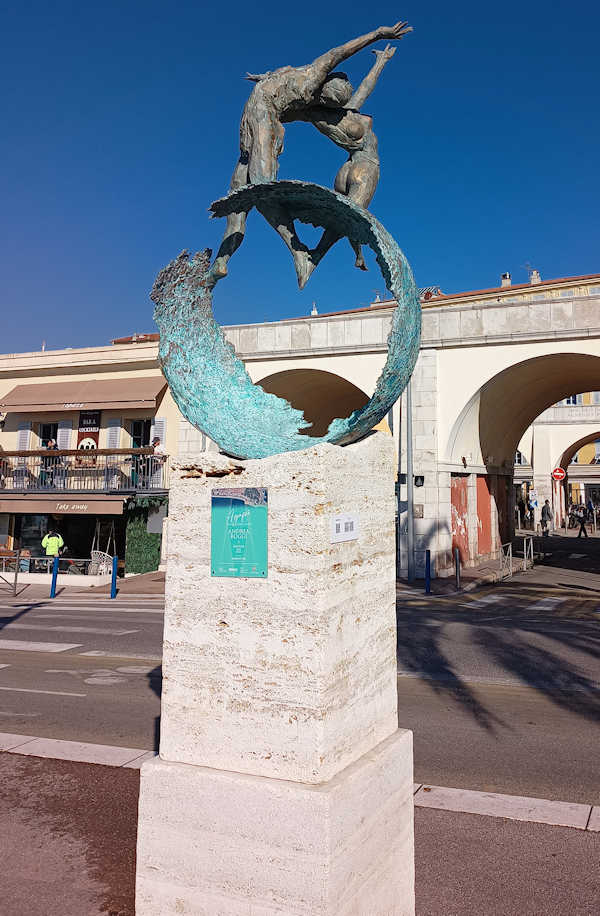Agape sculpture by Roggi